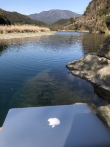 川辺でMacで作業