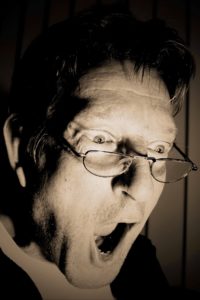 ショックを受ける男性